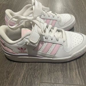 Adidas forum low sneakers size 7 womens